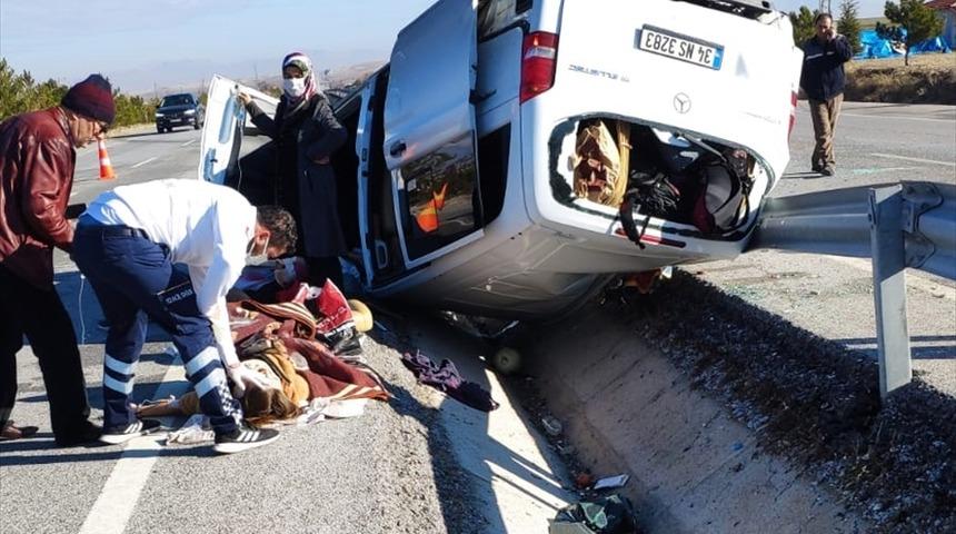 Afyonkarahisar'da hafif ticari araç refüje devrildi: 7 yaralı
