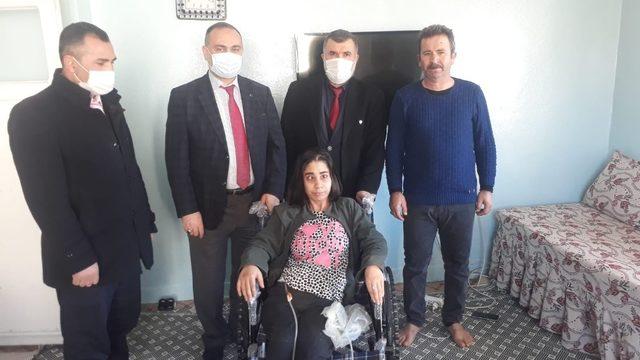Müftülükten engelli kişiye sandalye desteği