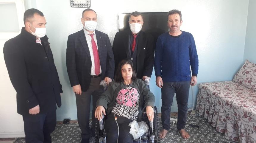 Müftülükten engelli kişiye sandalye desteği