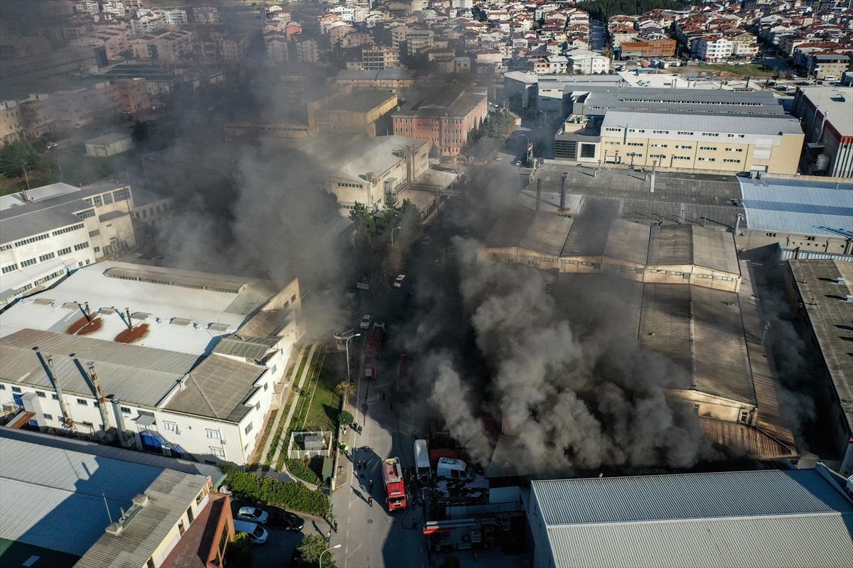 Bursa'da Organize Sanayi B&ouml;lgesinde bir depoda yangın &ccedil;ıktı