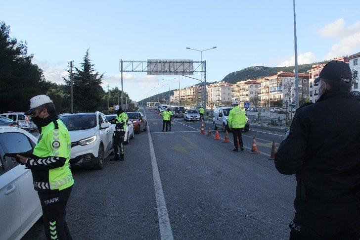 Emniyet 15 saatlik denetimde 3 bin kişi sorguladı G4