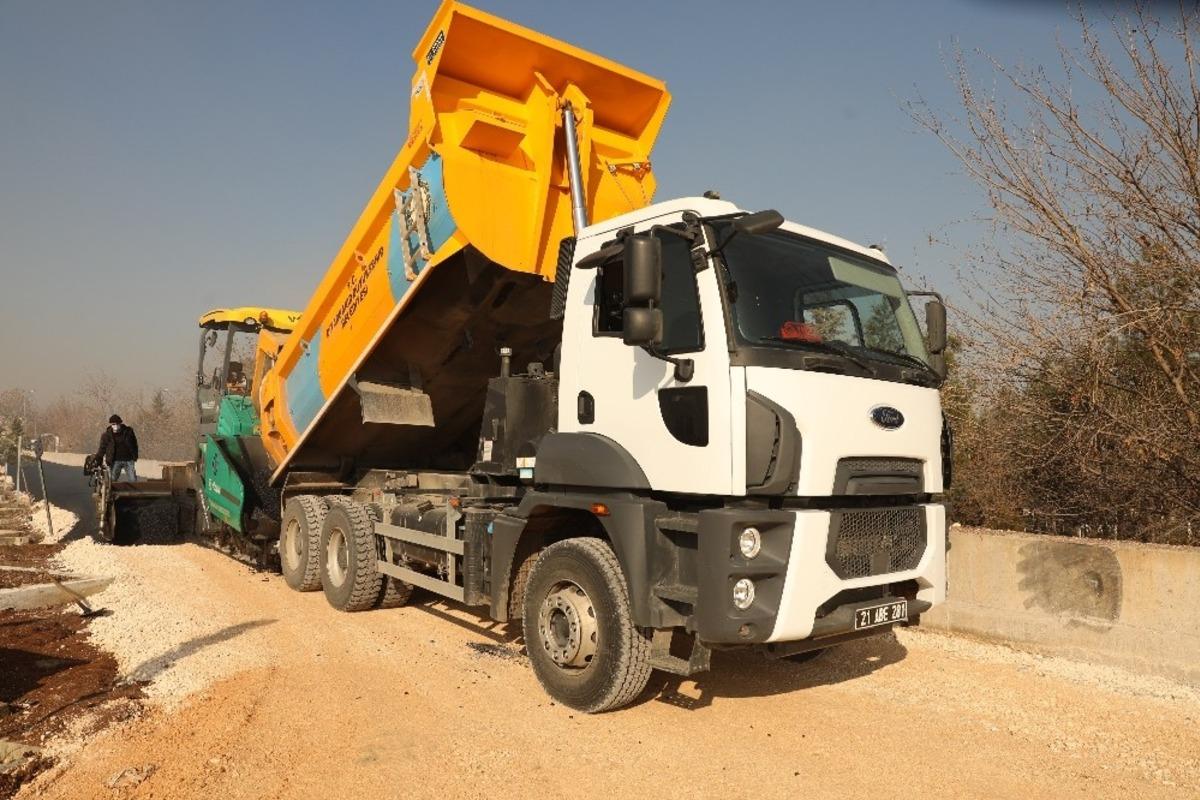 Diyarbakır&rsquo;da yol yapım &ccedil;alışmaları devam ediyor