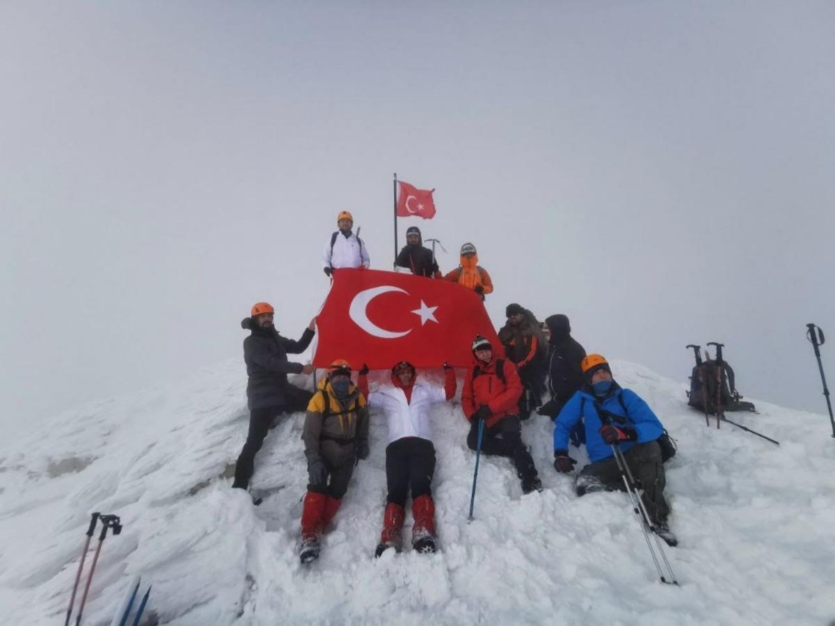Yılın son tırmanışını sağlık &ccedil;alışanları i&ccedil;in yaptılar