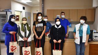 Genç Yeryüzü Doktorları Topluluğu, sağlık çalışanlarına motivasyon kiti dağıttı