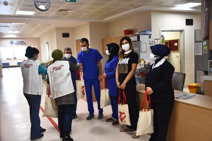 Genç Yeryüzü Doktorları Topluluğu, sağlık çalışanlarına "motivasyon kiti" dağıttı G3