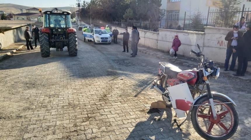 Motosiklet ile traktör çarpıştı: 1 yaralı