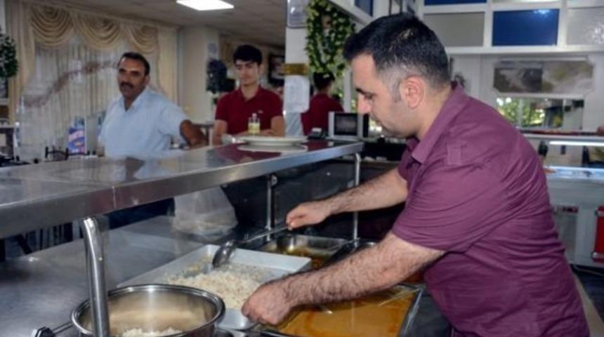 Muhteşem bir gelenek, Fakir Masası: Karnı acıkan gelip ücret ödemeden yemeğini yiyor