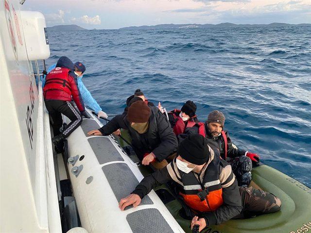 Çeşme açıklarında sürüklenen lastik bottaki 6 sığınmacı kurtarıldı