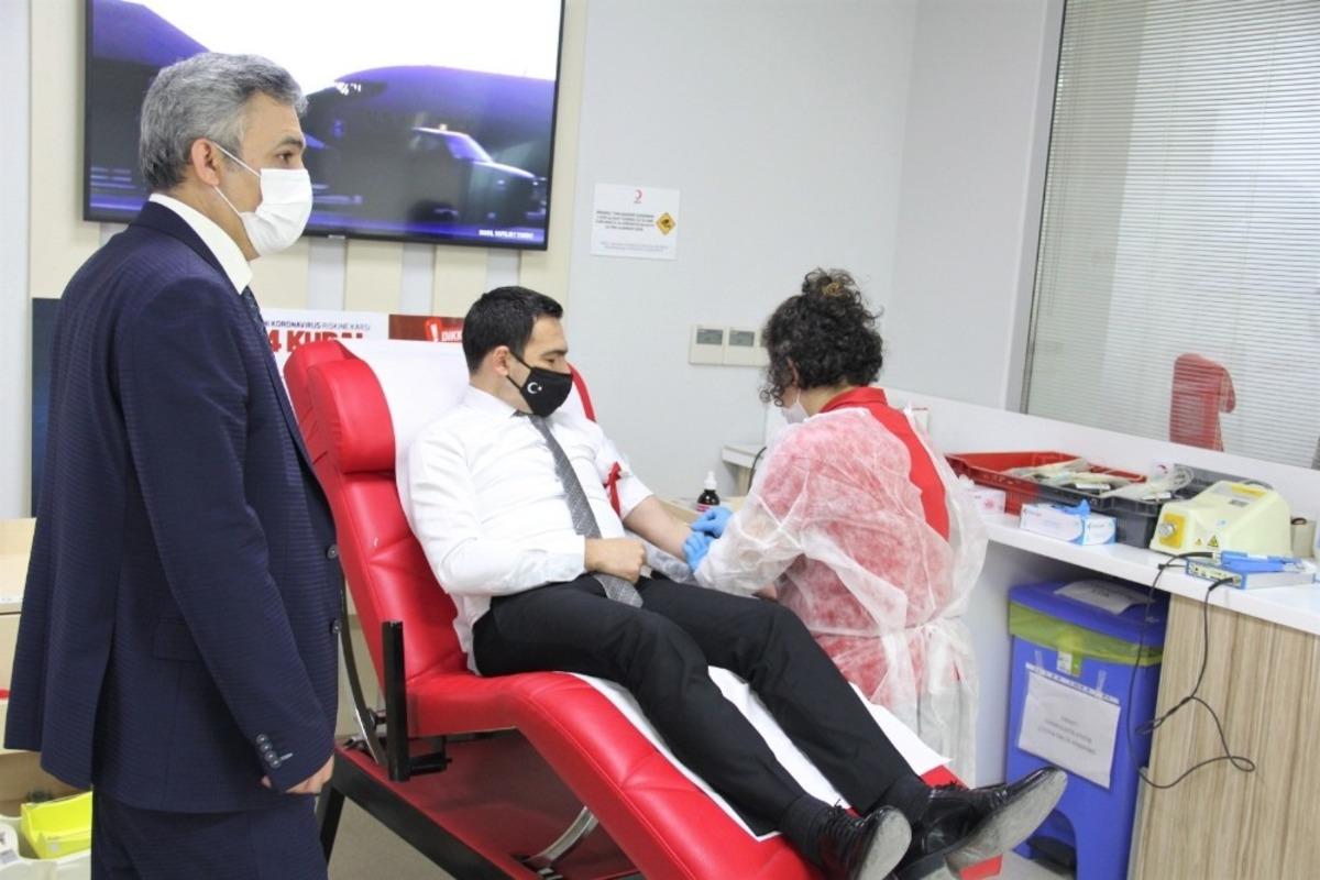 Odunpazarı İl&ccedil;e Milli Eğitim M&uuml;d&uuml;rl&uuml;ğ&uuml; y&ouml;neticilerinden kan bağışı