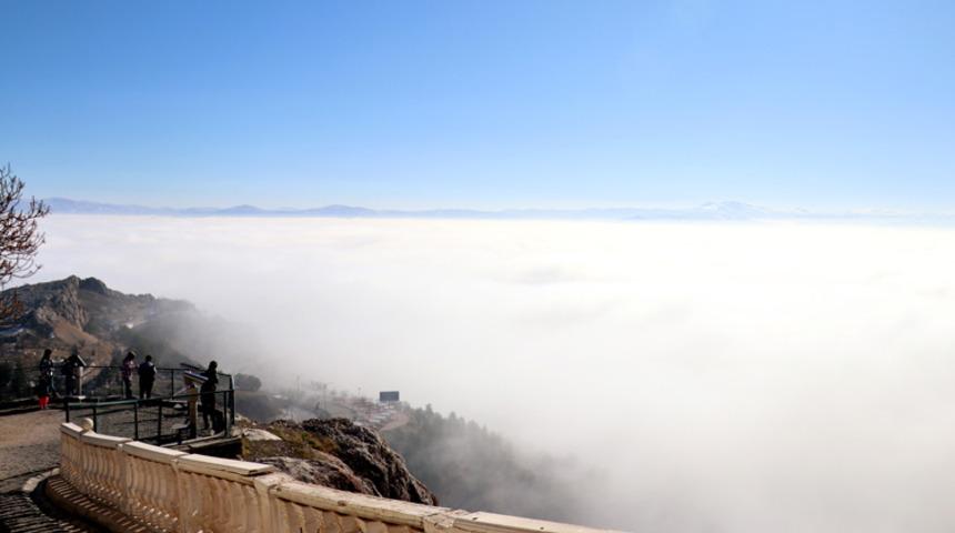 Elazığ'ın tarihi Harput mahallesinde sis manzarası ilgi görüyor