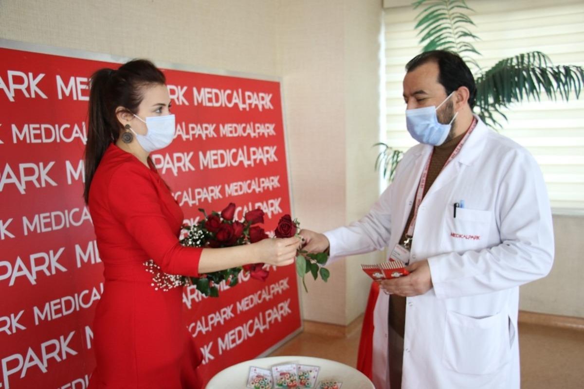 Elazığ&rsquo;da yeni yıl &ouml;ncesi sağlık&ccedil;ılara moral