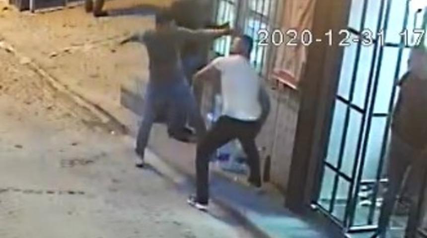 Fatih&rsquo;te bı&ccedil;aklı kavga: Dehşet anları kamerada