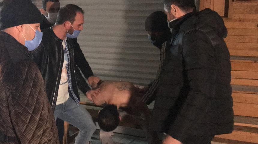 Hayatını kurtarmaya gelen 112 g&ouml;revlisine kafa attı