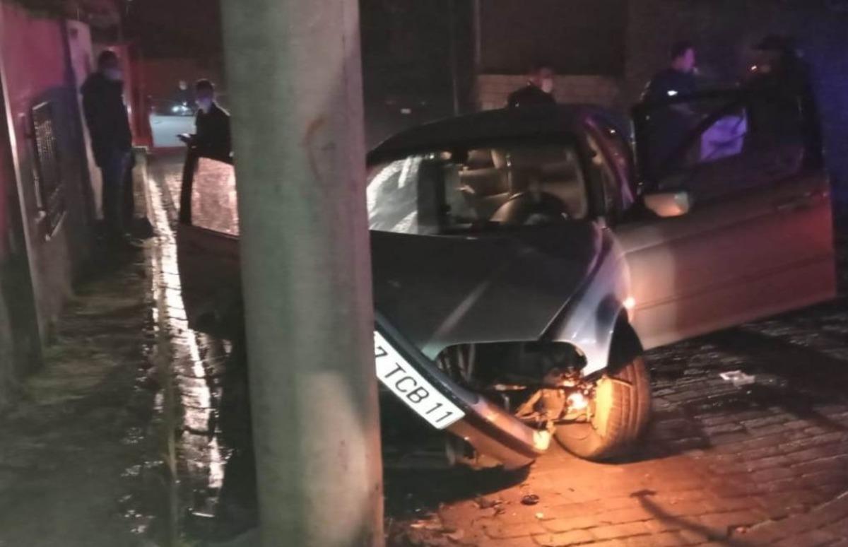 Polisten ka&ccedil;tı, direğe &ccedil;arptı