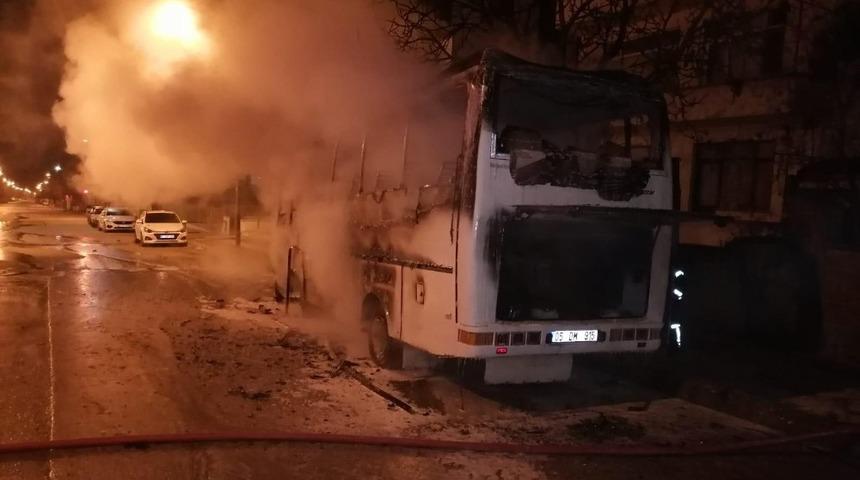 Park halinde yanan otob&uuml;s, kullanılmaz hale geldi