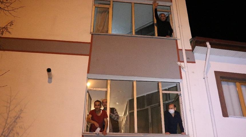 Yeni yıla maskelerini pencerelerden atarak girdiler