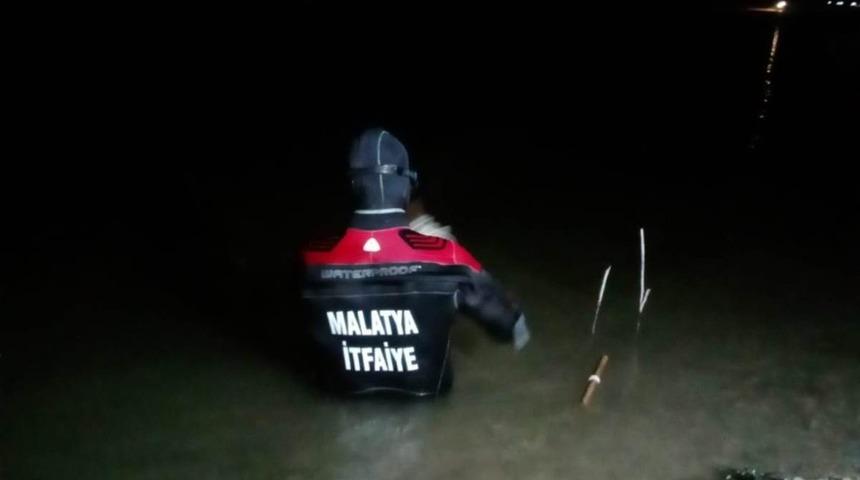 Malatya&rsquo;da balık&ccedil;ı teknesi alabora oldu: 1 kişi kayıp