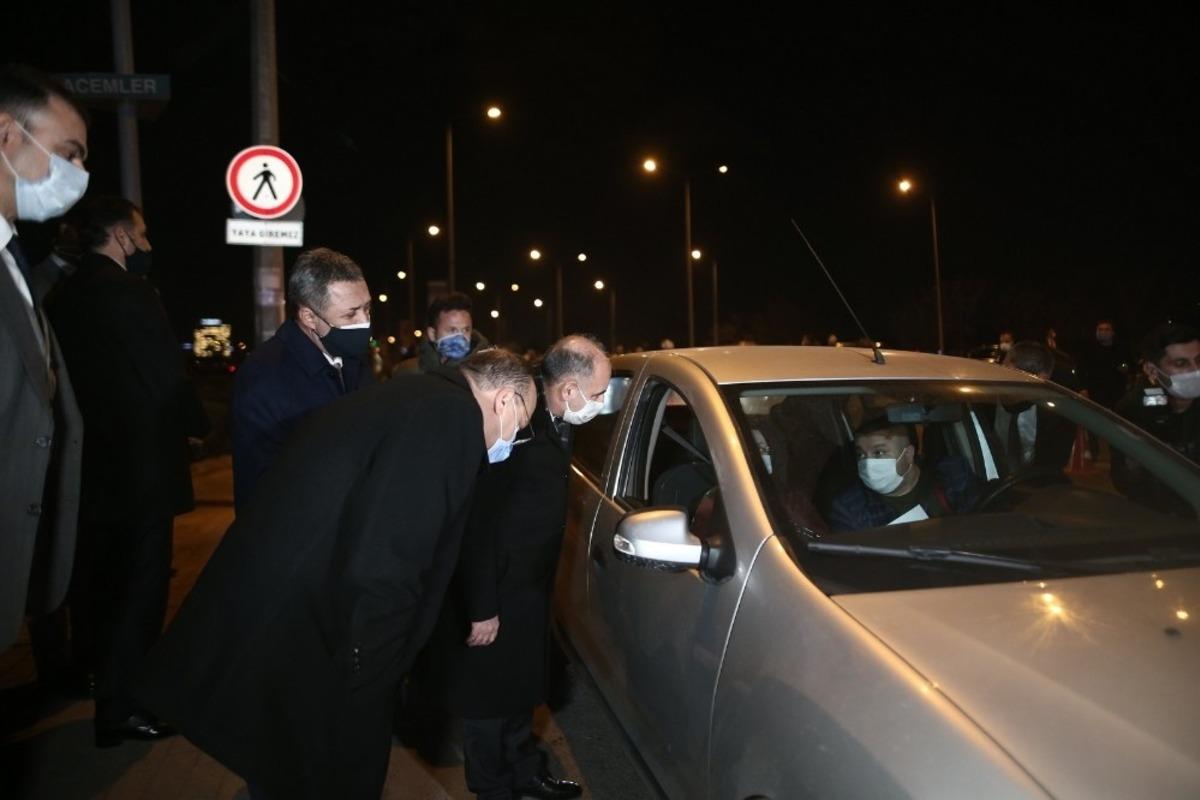 Emniyet Genel M&uuml;d&uuml;r&uuml; Aktaş, yeni yıla uygulama noktasındaki polislerle girdi
