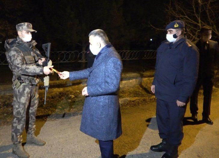 Vali gofret dağıttı G3