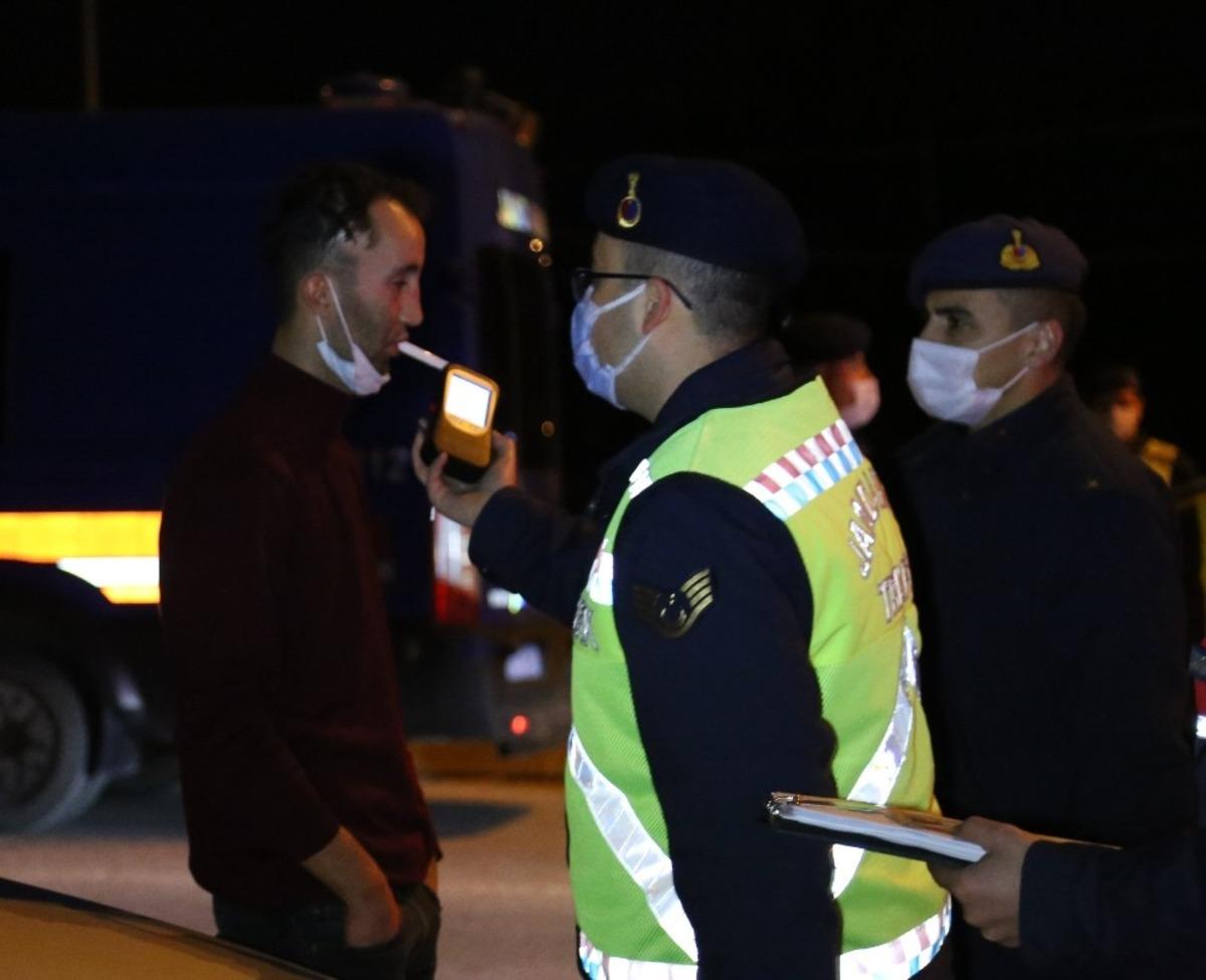 Alkoll&uuml; yakalanınca, &ldquo;Babam korona vir&uuml;sten &ouml;ld&uuml;&rdquo; dedi