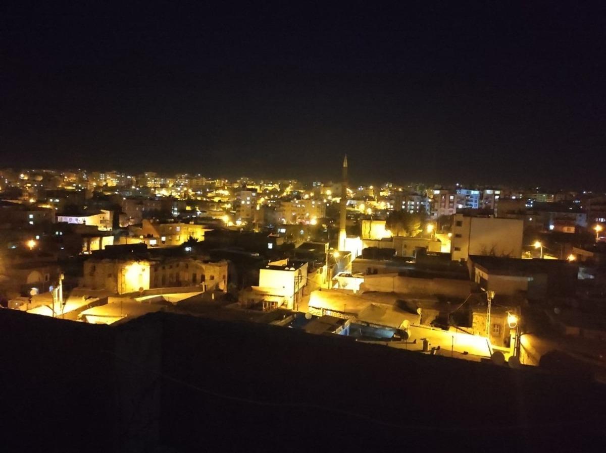 Siverek sokağa &ccedil;ıkma kısıtlamasına rağmen, yeni yıla silah sesleriyle girdi