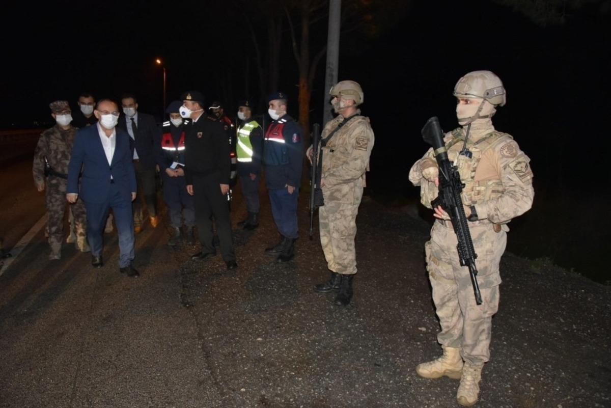 Vali Karadeniz yeni yılı &ccedil;alışarak ge&ccedil;irenleri unutmadı