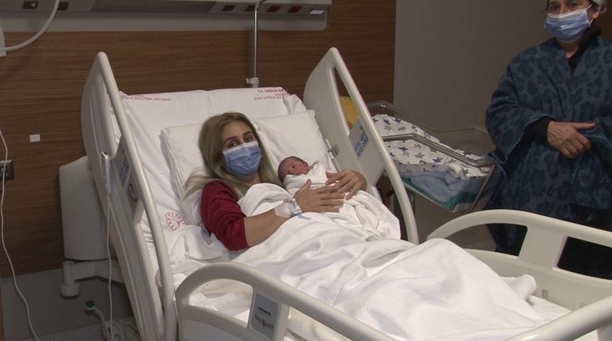 Koronavirüsü yenen anne yeni yılın ilk bebeğini dünyaya getirdi