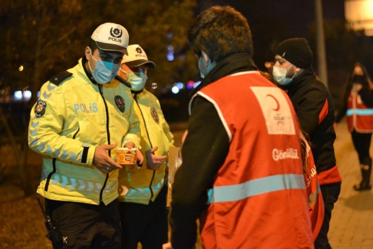 Gen&ccedil; Kızılay G&ouml;n&uuml;ll&uuml;leri&rsquo;nden kısıtlamada g&ouml;rev yapan ekiplere sıcak &ccedil;orba ikramı