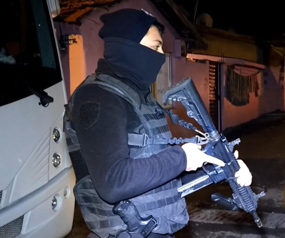 Polise kiremitli saldırı
