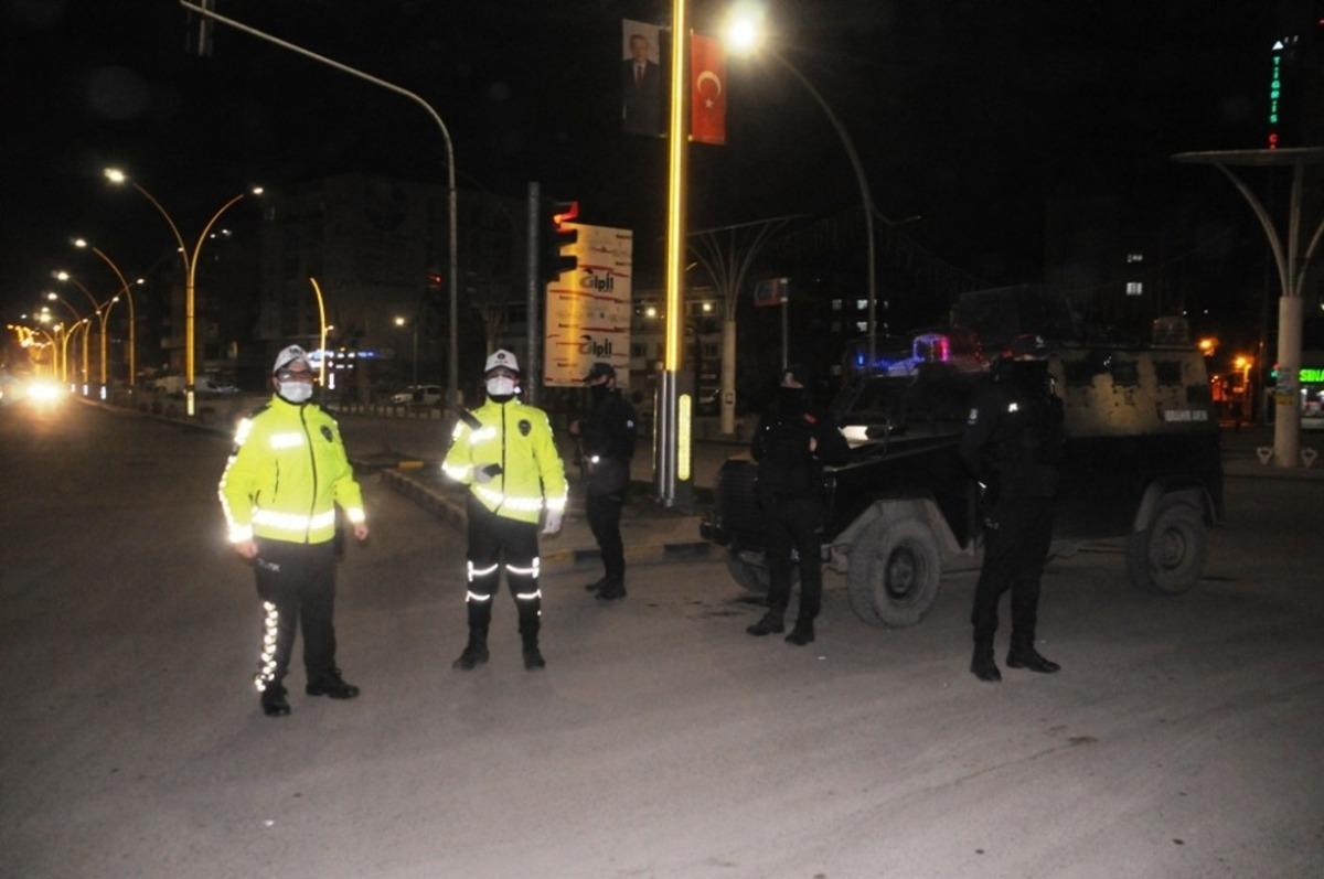 Cizre&rsquo;de yılbaşı gecesi bin 492 polis g&ouml;rev başında hazır bulundu