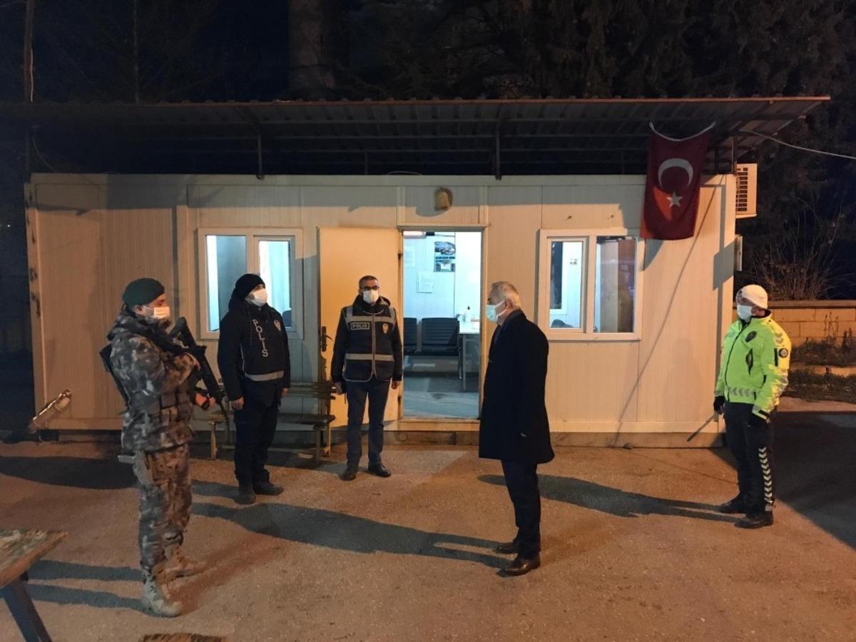 Isparta Valisi Seymenoğlu, yeni yıla g&ouml;rev başındaki kamu personelleriyle birlikte girdi