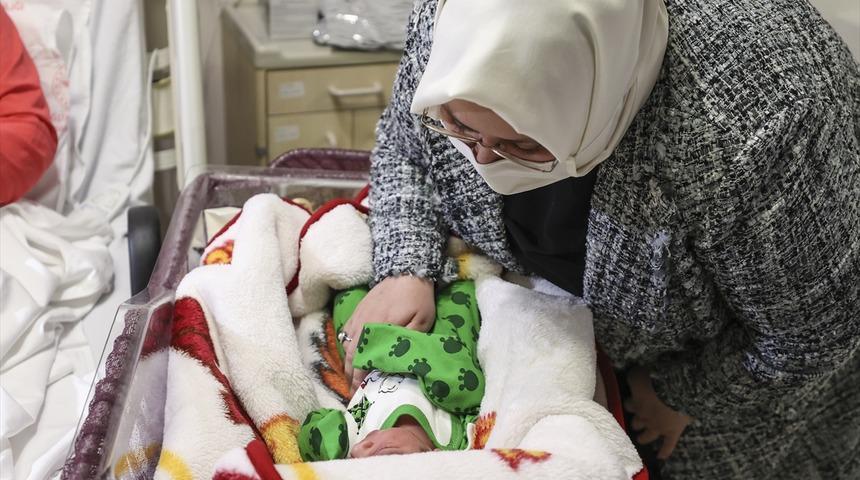 Bakan Selçuk, yeni yılın 'ilk bebeklerini' ziyaret etti