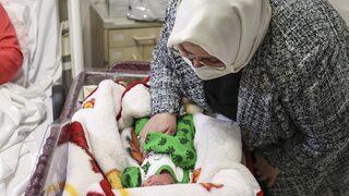 Bakan Selçuk, yeni yılın 'ilk bebeklerini' ziyaret etti