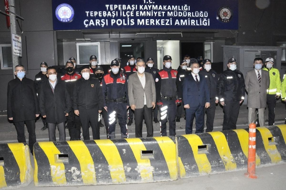 Vali Ayyıldız, yeni yılda karakolda g&ouml;revli polisleri ziyaret etti