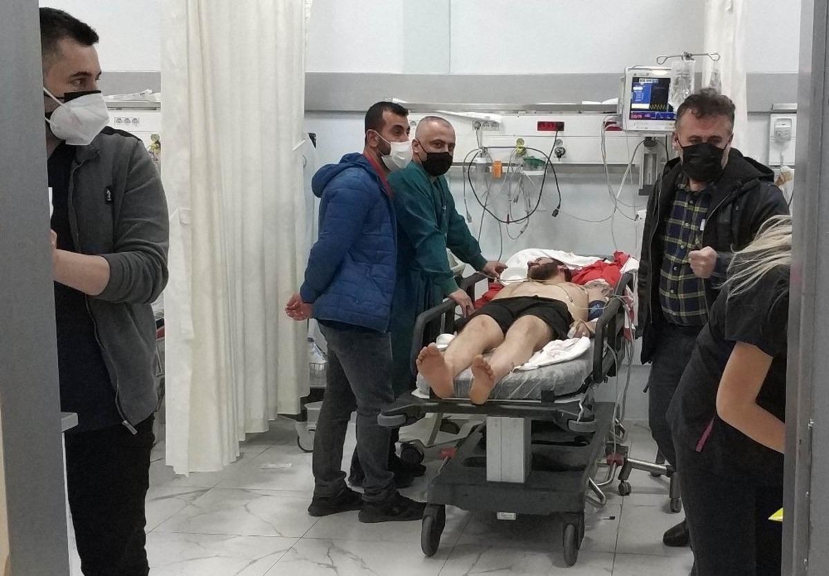 Yeni yıla girerken maganda kurşunu isabet eden gen&ccedil; ağır yaralandı