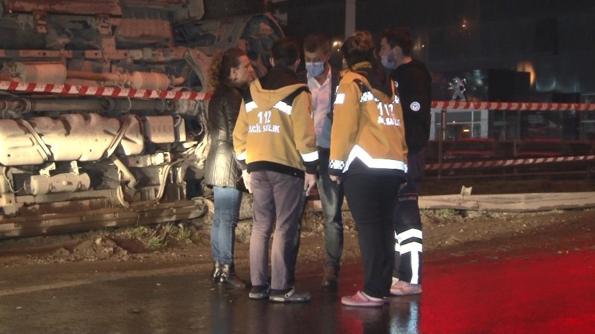 Beylikd&uuml;z&uuml;&rsquo;nde ambulans kontrolden &ccedil;ıkarak devrildi: 2 yaralı