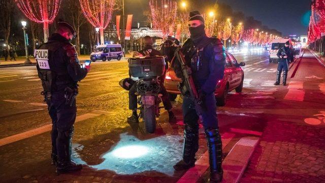 Polis, Paris'in merkezinde sokağa çıkma yasağını uyguladı.