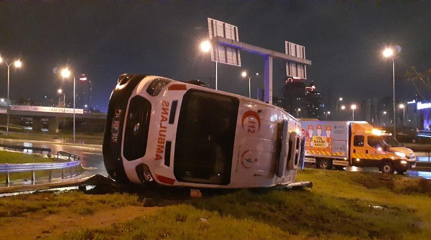 Hasta taşıyan ambulans devrildi: 1 hasta ve 1 sağlık çalışanı yaralı