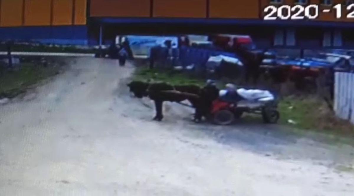 At arabasıyla 4 ton demirin &ccedil;alındığı anlar kamerada