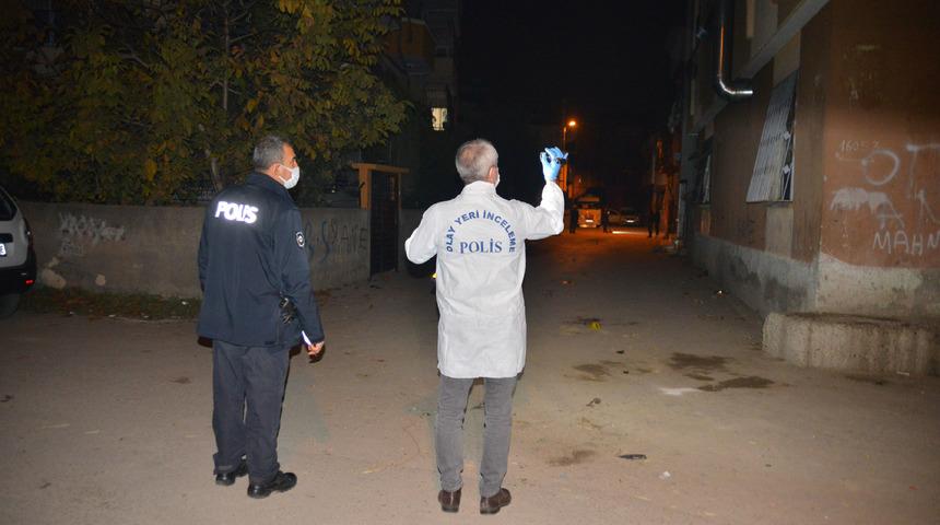 Evlerinin önünde bıçaklı saldırıya uğrayan iki kardeş yaralandı