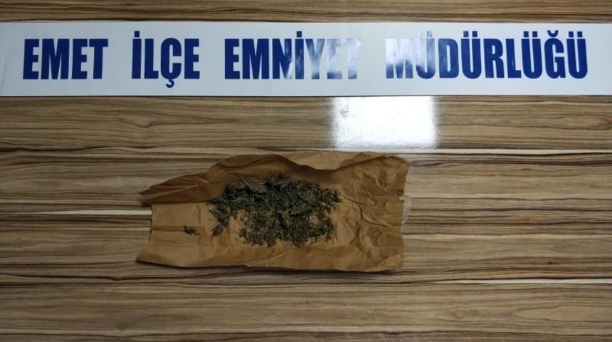 Polisin dikkati esrar yakalattı