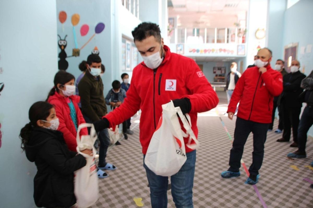 Varto&rsquo;da maddi durumu iyi olmayan &ouml;ğrenci ve ailelere yardım