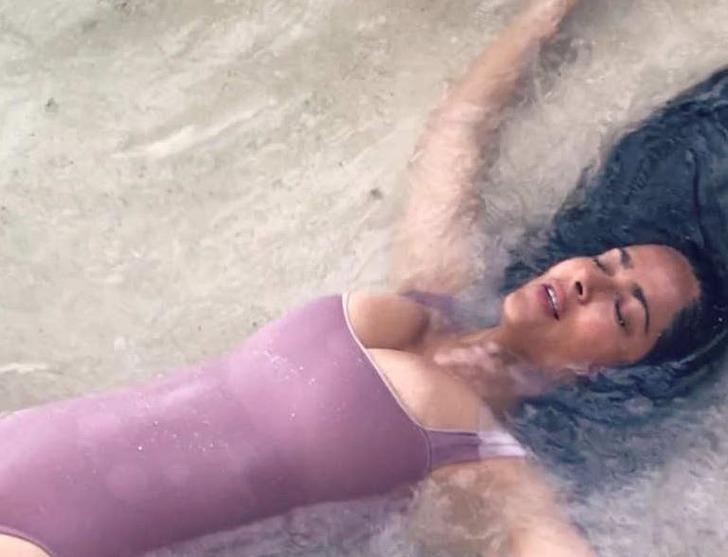 Salma Hayek 2020'yi bikinili pozlarla uğurladı 