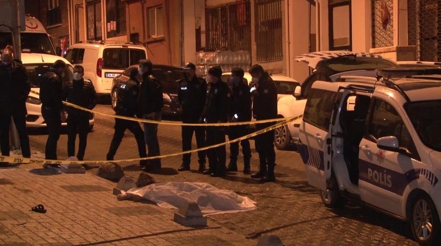 Üsküdar'da yalnız yaşayan genç evinin önünde ölü bulundu