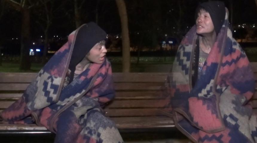 Y&uuml;rek burkan g&ouml;r&uuml;nt&uuml;! Yeni yıla bankta uyuyarak girdi