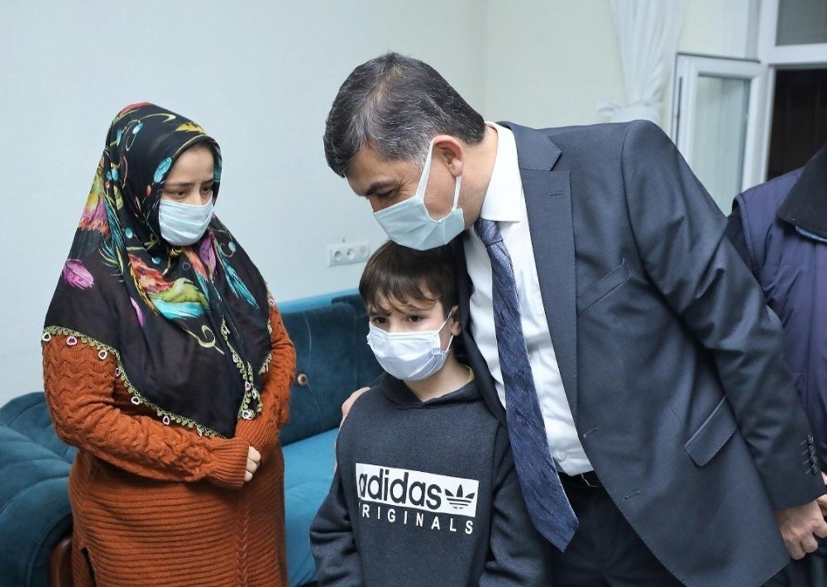 Başkan Rıdvan Fadıloğlu, yeni yıla yetim &ccedil;ocuklar ve polislerle girdi