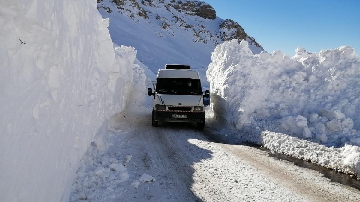 Van-Bah&ccedil;esaray yolu kontroll&uuml; ulaşıma a&ccedil;ıldı