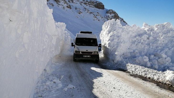 Van-Bahçesaray yolu kontrollü ulaşıma açıldı G1