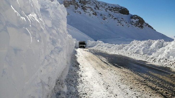 Van-Bahçesaray yolu kontrollü ulaşıma açıldı G3