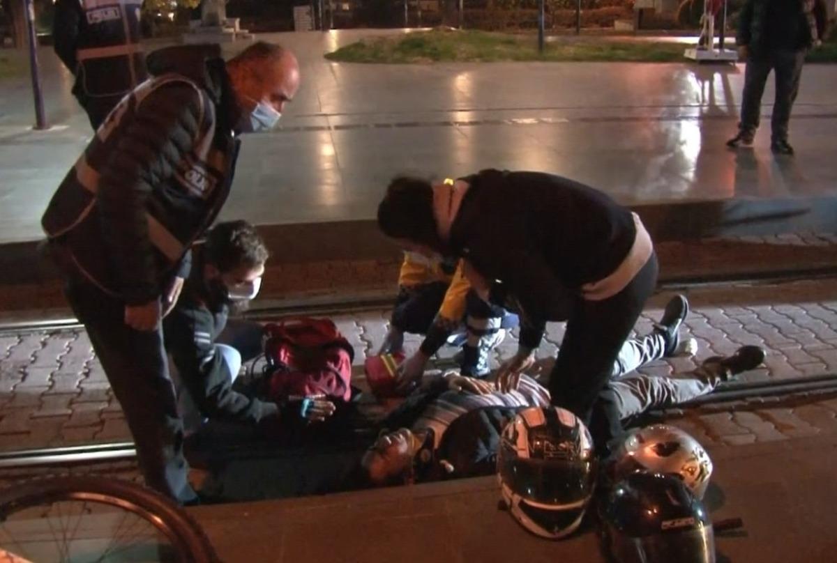 Sebep olduğu kaza sonrası motosiklet s&uuml;r&uuml;c&uuml;s&uuml;n&uuml;n başından bir an olsun ayrılmadı